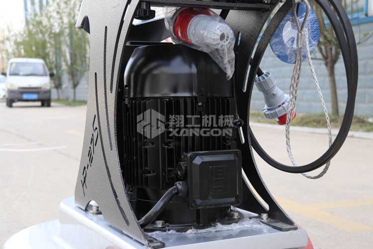 拋光機(jī)是為了讓地面表面有光澤，需要先研磨后才可以拋光。拋光分為粗拋和精拋，這時候可以使用拋光機(jī)，配合拋光墊，提高地面的光澤度。高速地坪拋光機(jī)讓你輕松完成地坪拋光工作，提高地坪亮度。