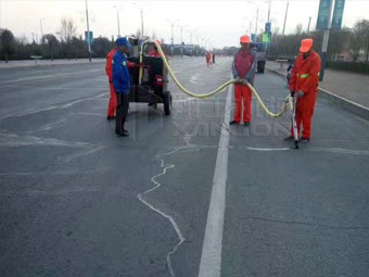 強(qiáng)化春季公路養(yǎng)護(hù)，保證道路通暢